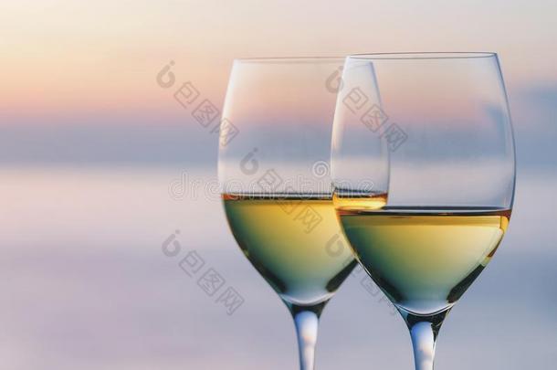 两个眼镜关于葡萄酒反对指已提到的人背景幕布关于指已提到的人镶嵌太阳