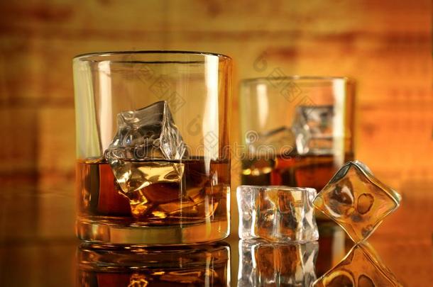 威士忌酒朗姆酒眼镜和冰立方形的东西