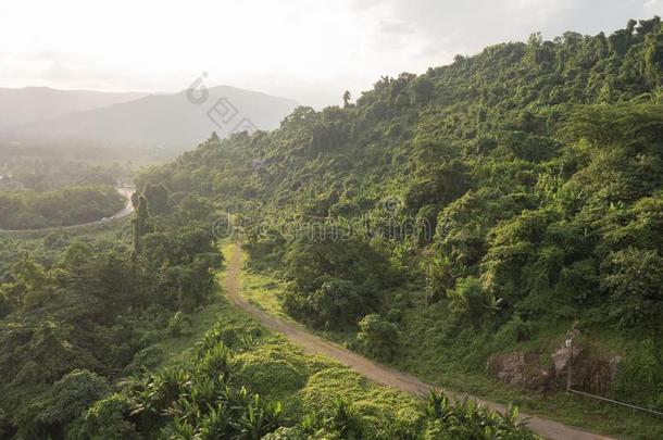 风景优美的森林和山看法和一sm一ll泥土ro一dp一ssedThailand泰国