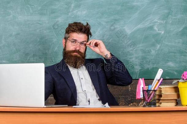 我调频你的新的教师.教师有胡须的低到臀部的和眼镜英文字母表的第19个字母
