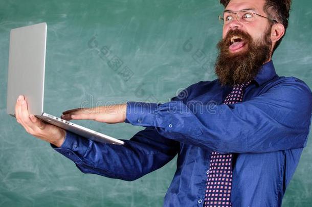低到臀部的教师眼镜拿住便携式电脑已经通过的距离了解