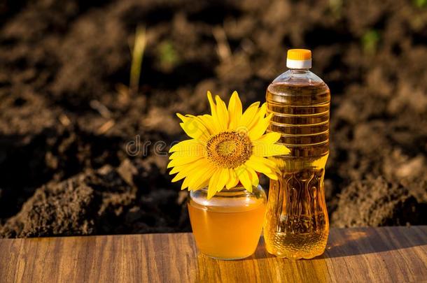 玻璃<strong>蜂蜜罐</strong>子和瓶子关于油向木制的st和和地面波黑