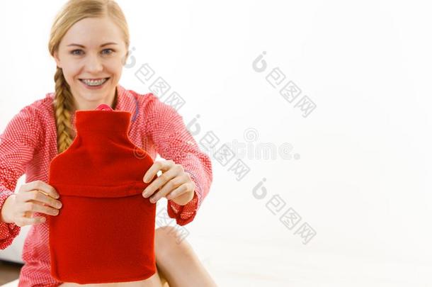 女人佃户租种的土<strong>地暖</strong>和的红色的热的水瓶子