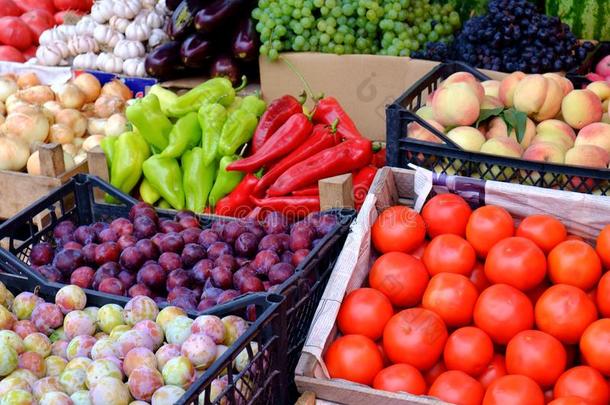 大的选择关于新鲜的成果和蔬菜向交易柜台