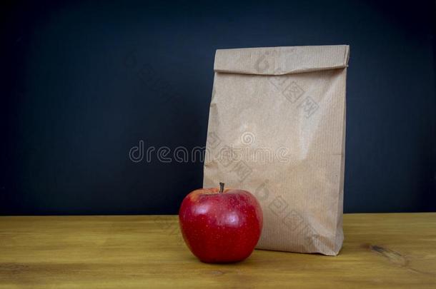 美味的和健康的学校午餐和纸袋