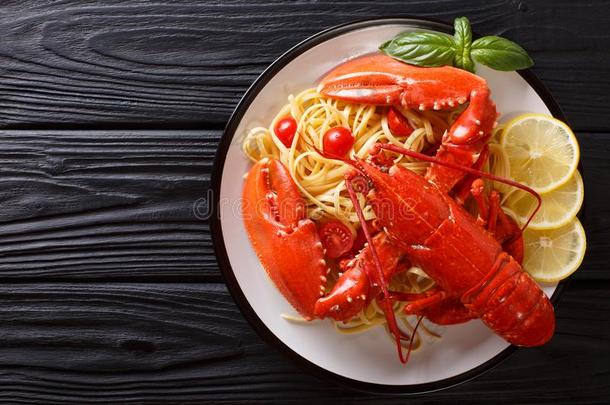 昂贵的意大利面条和煮熟的龙虾,番茄,柠檬和<strong>新</strong>鲜的