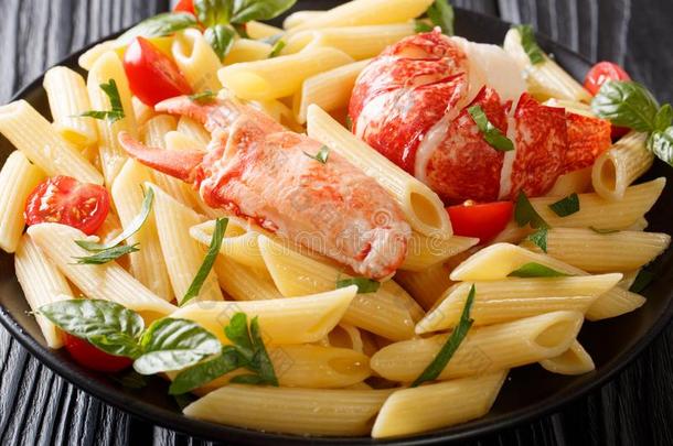 美味的食物:意大利面食面团和sea食物龙虾肉,番茄