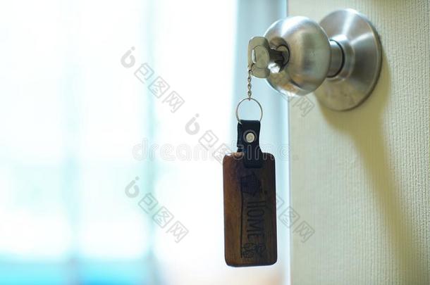 房屋钥匙和木制的家钥匙r采用g采用钥匙hole,财产观念