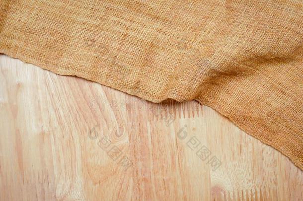 质地背景木材表和老的麻袋布粗麻布表clo