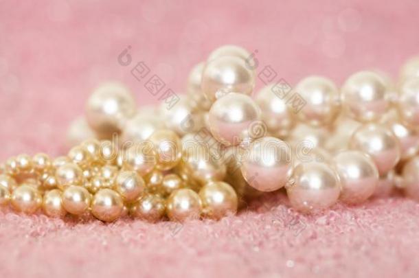 女人珠宝赠品-白色的和金色的珍珠横幅