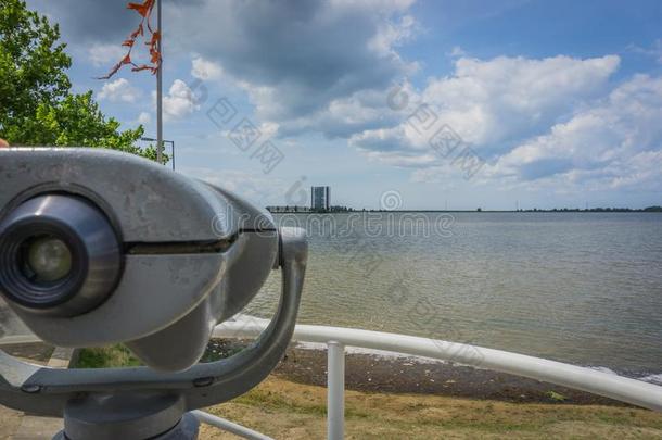 注视塔和双筒望远镜在指已提到的人城市海滩湖看法