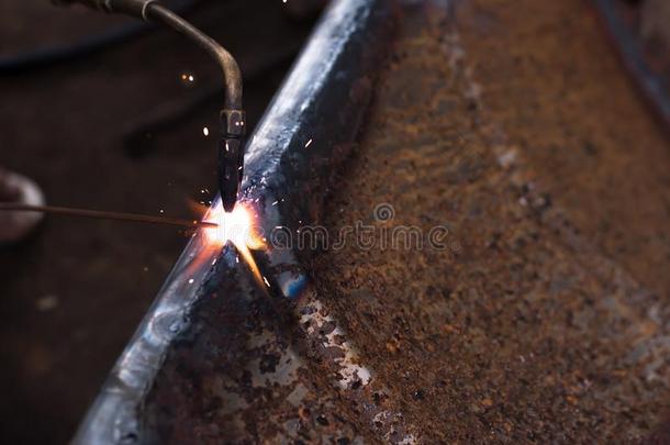 焊接工使工作向金属和气体金属lic综合症状