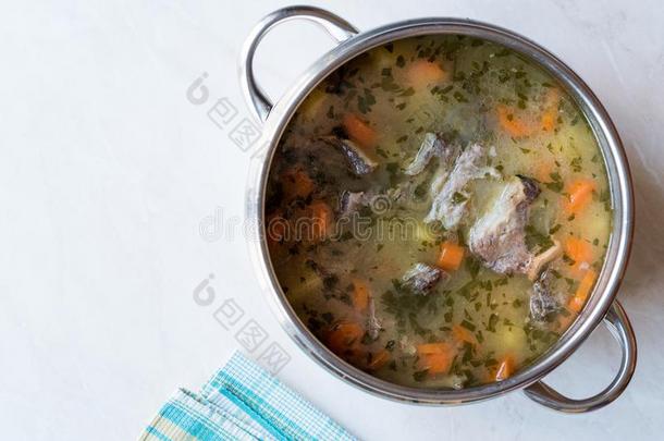 自家制的肉炖牛肉裂口汤和蔬菜采用平底锅.