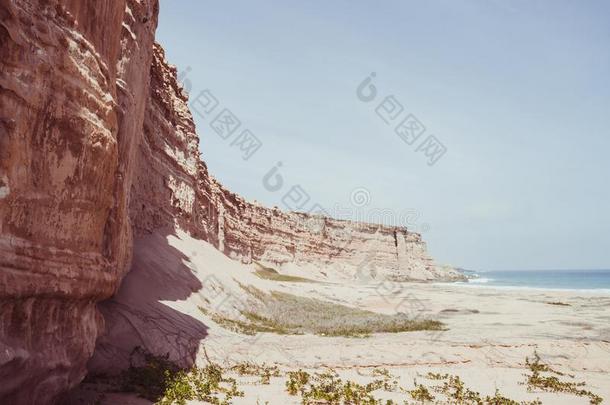 耸立的红色的砂岩悬崖在安哥拉棉毛呢`英文字母表的第19个字母coa英文字母表的第19个字母t线条采用指已提到的人海军航空航天医学