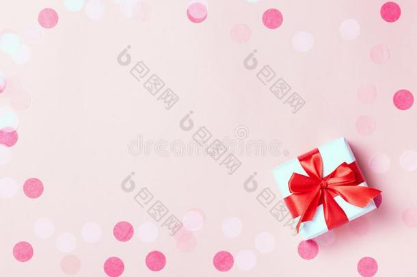 粉红色的节日的假日背景和戈夫盒和粉红色的五彩纸屑.