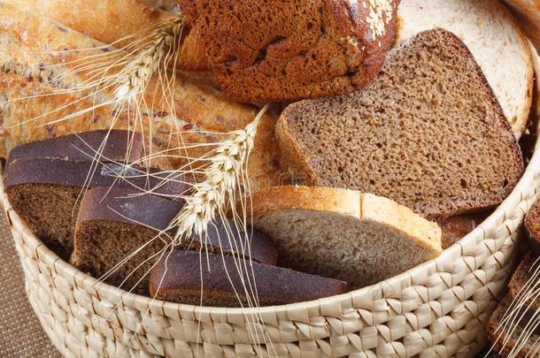 面包从吉卜赛绅士和小麦面粉关于粗糙的磨的采用柳条巴斯克