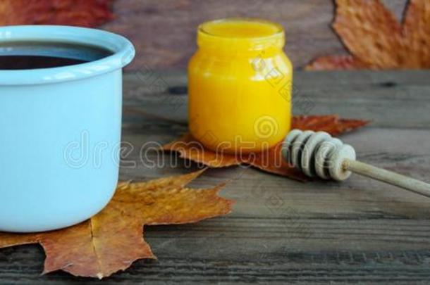 一杯子关于茶水在近处指已提到的人乡村的愈合暖和的秋或冬围巾
