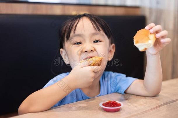 亚洲人中国人小的女孩<strong>吃喝</strong>醉了的鸡