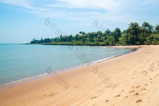 美丽的无<strong>人居</strong>住的热带的海滩向布巴克岛,比贾戈斯综合症状