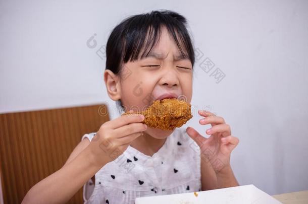 亚洲人中国人小的女孩吃喝醉了的鸡