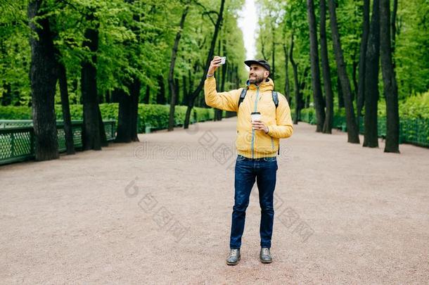 水平的肖像关于英俊的有胡须的男人采用黄色的带风帽的厚<strong>茄克</strong>,Cana加拿大