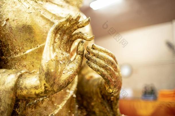 指已提到的人金色的佛雕像.看法关于佛雕像采用泰国.关