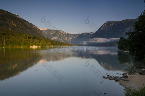 看法向博希尼湖和早晨烟雾,博希尼,斯洛文尼亚,欧洲