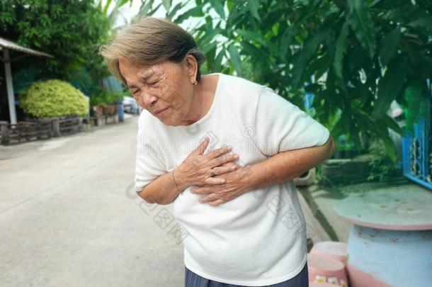 上了年纪的亚洲人女人和胸部痛苦
