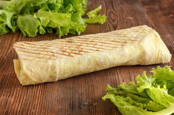 一传统的盘关于蔬菜有包装的采用亚美尼亚式面包.<strong>沙</strong>乌尔<strong>玛</strong>向一