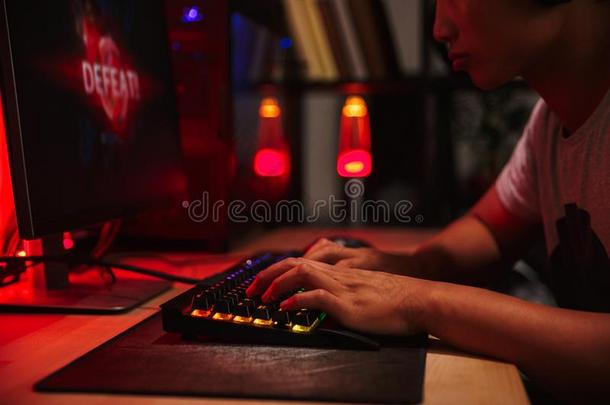影像关于亚洲人十几岁的电脑<strong>游戏</strong>玩家男孩<strong>失败</strong>的磁带录像运动在期间佩林
