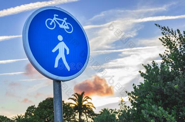 交通信号.必须的步行者和骑自行车的人向宝贵的