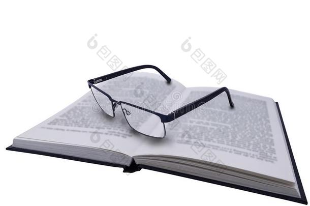 一副关于黑的眼镜,眼镜向黑的书和文本