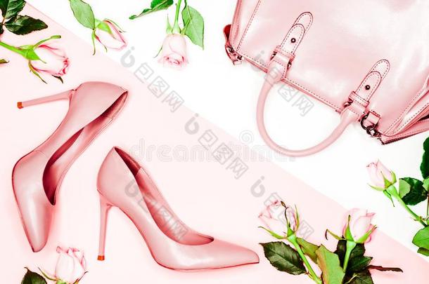 彩色粉笔粉红色的女人高的脚后跟鞋子和袋向粉红色的背景.flores花