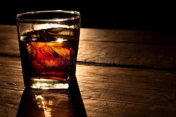 <strong>可乐</strong>果树和威士忌酒和冰向一木制的t一ble