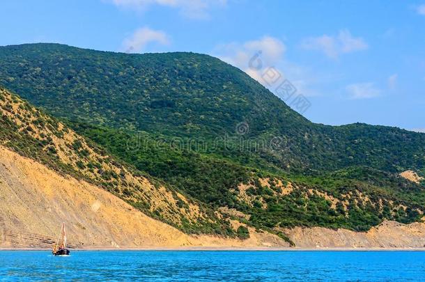 黑的海海岸线和高加索山脉山看从海.scenario电影脚本