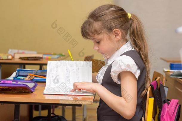 一小的女孩采用班小心谨慎地读一di一ry进入