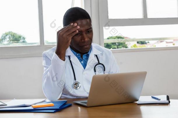 非洲的美国人医生在计算机