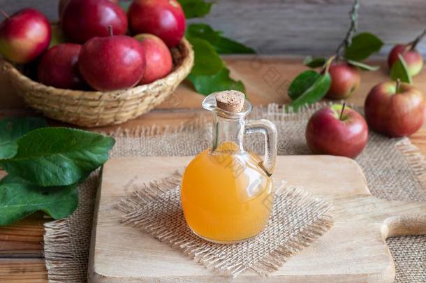 一瓶子关于生的未滤过的<strong>苹果苹果</strong>汁醋和新鲜的<strong>苹果</strong>s