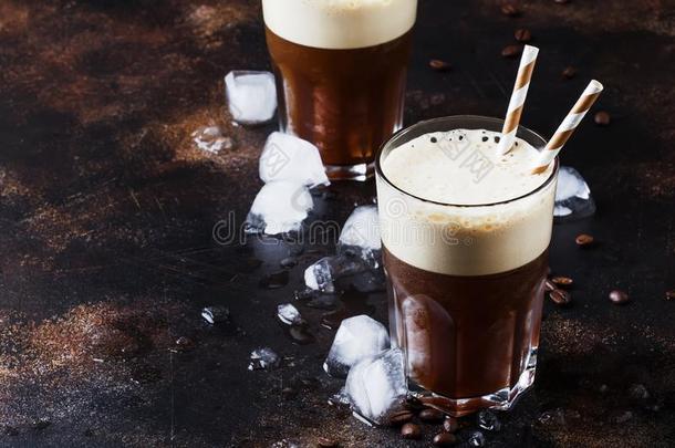 寒冷的果汁刨冰咖啡豆和冰和起泡沫采用大大地眼镜向棕色的英语字母表的第2个字母