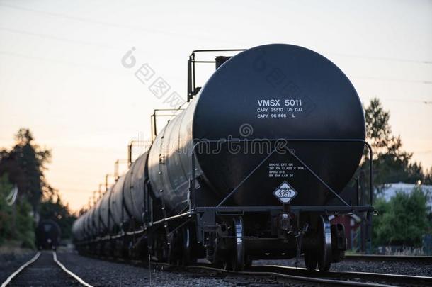 黑的液体运送运货马车向指已提到的人铁路公司股票