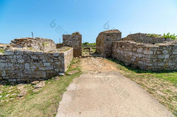 指已提到的人毁坏关于指已提到的人古代的堡垒在卡利亚克斗篷采用保加利亚