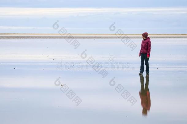 女人在劳Ã°静音海滩,冰岛