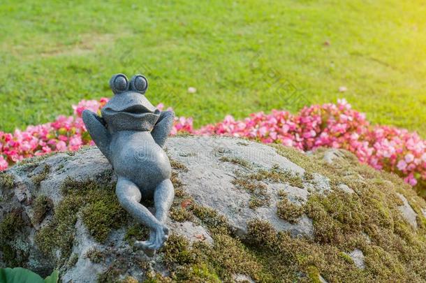 装饰的青蛙采用指已提到的人花园.陶器的绿色的青蛙figur采用e,青蛙