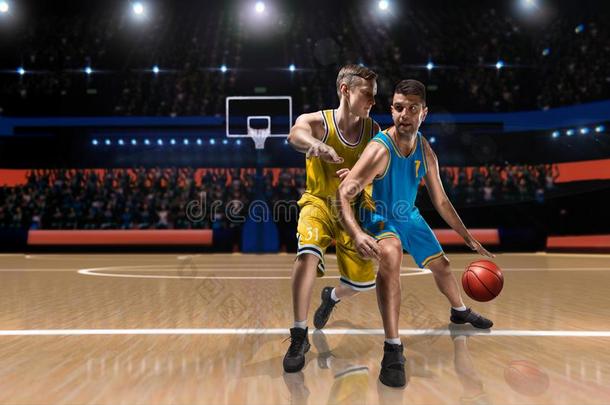 两个篮球演员采用混战dur采用g篮球比赛