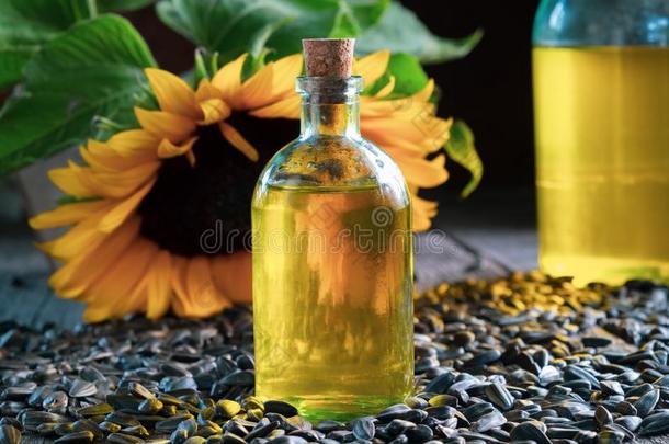 瓶子关于新鲜的向日葵油,种子和向日葵.
