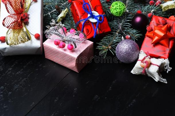 布置使关于红色的,粉红色的和白色的礼物.圣诞节装饰