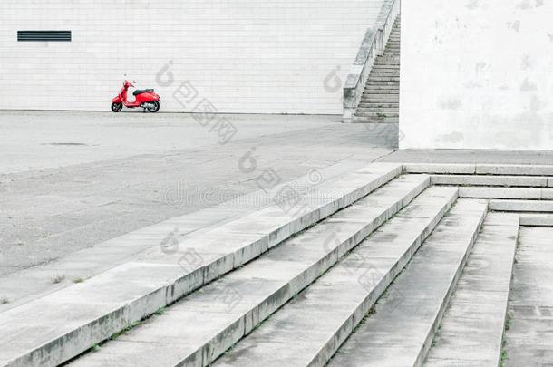 孤独的红色的<strong>小型</strong>摩托车反对白色的墙采用都市的环境