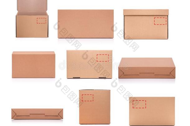 放置关于卡纸板盒隔离的向一白色的b一ckground.