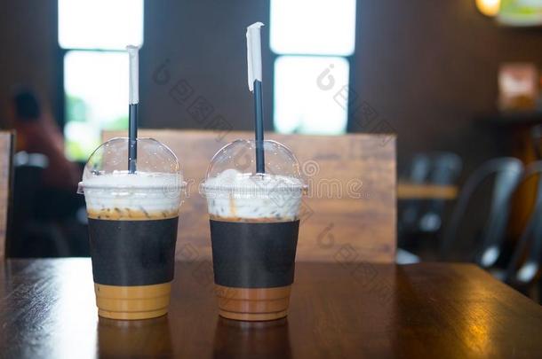 冰冷的咖啡豆拿铁咖啡和冰冷的咖啡豆摩卡咖啡