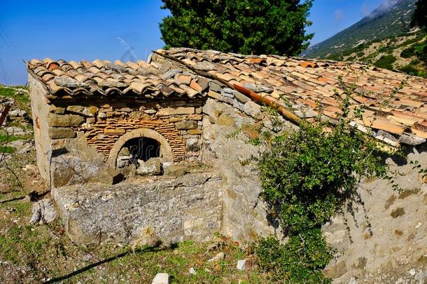 老的希腊人山村民石头房屋和户外的烘焙烤箱
